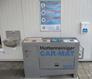 Fußmattenreiniger der Auto Waschwelt Brakel