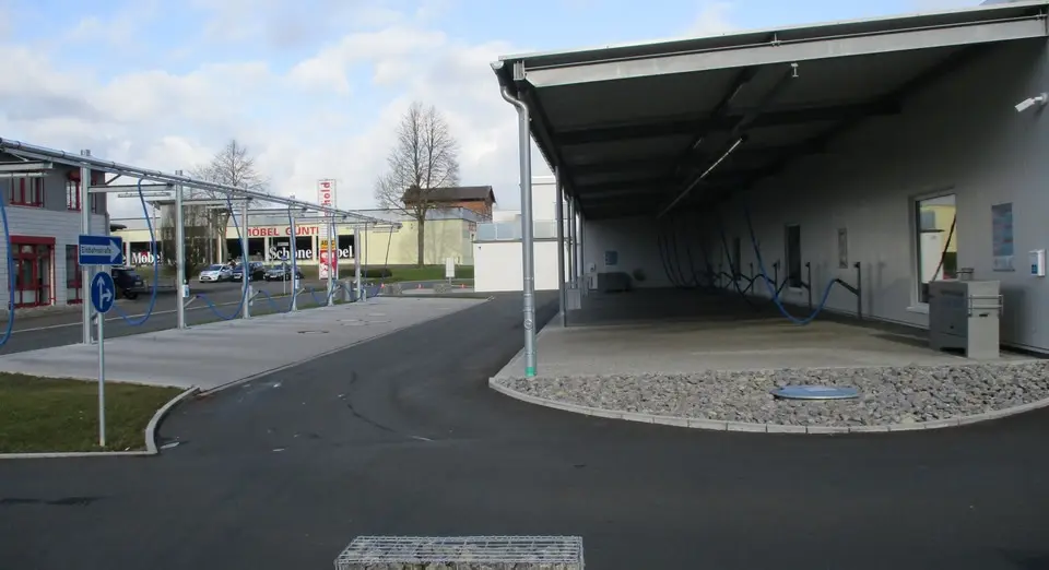 Überdachte Saugerplätze mit Staubsaugern der Auto Waschwelt Brakel