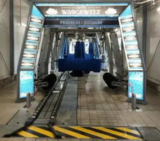 Waschstraße der Auto Waschwelt Brakel mit textilen Waschwalzen